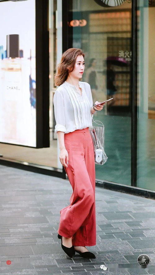 街拍 無論走到哪里,時(shí)尚新潮的服裝總是能夠引起大家的關(guān)注