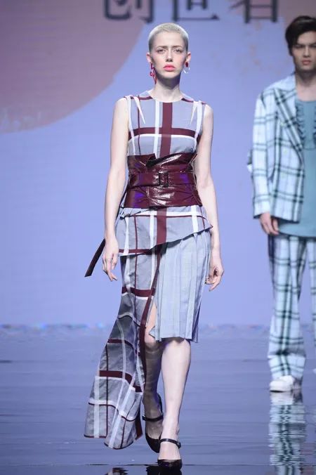 坐標(biāo)大浪 時(shí)尚風(fēng)云激蕩，潮流與創(chuàng)新共生——2019春夏中國(guó)紡織面料流行趨勢(shì)暨新銳設(shè)計(jì)師發(fā)布秀側(cè)記